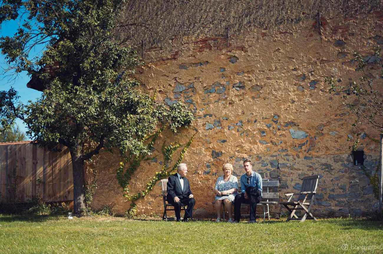 Tři lidé sedíci u stromu