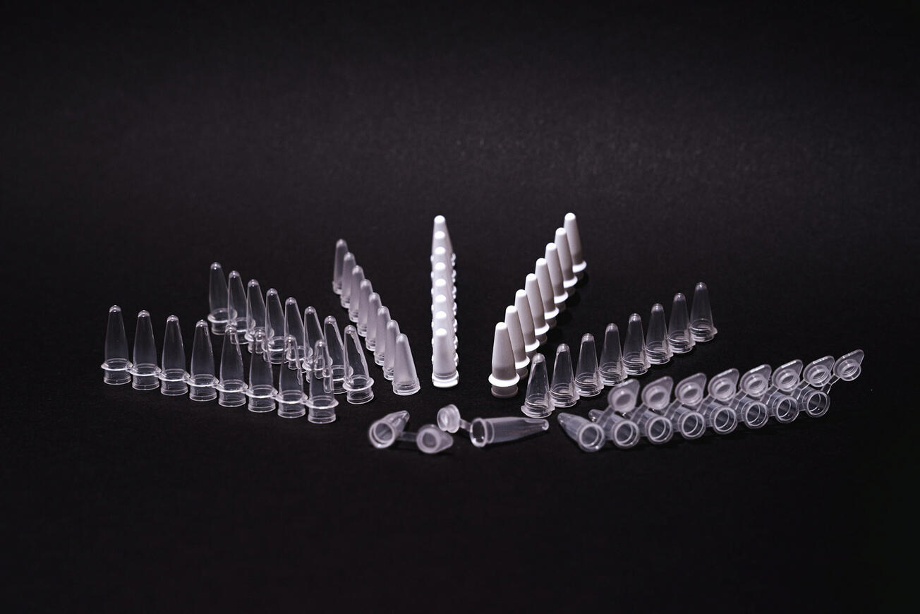 transparentní uzávěry na černém pozadí