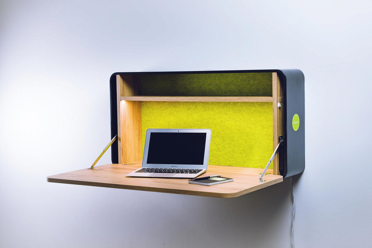 notebook na výklopném pracovním stole