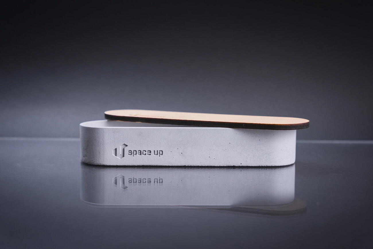 betonový držák na tužky s dřevěným víčkem